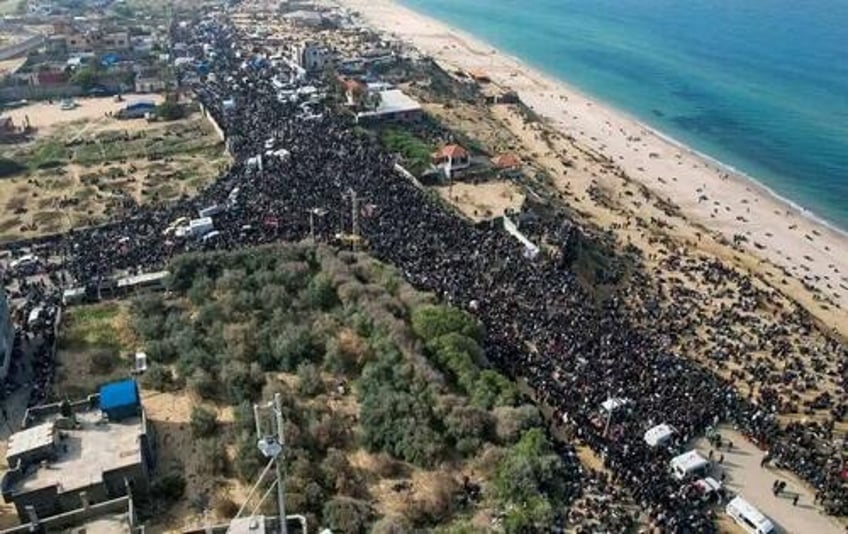 stunning images show tens of thousands of gazans returning to destroyed homes on foot