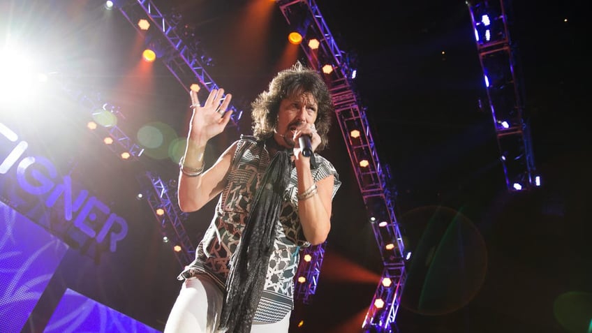 kelly hansen performing during tour with foreigner and styx in 2014