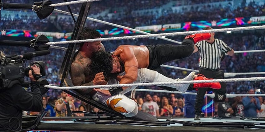 summerslam 2023 roman reigns retains title after stunning turn iyo sky cashes in on bianca belair