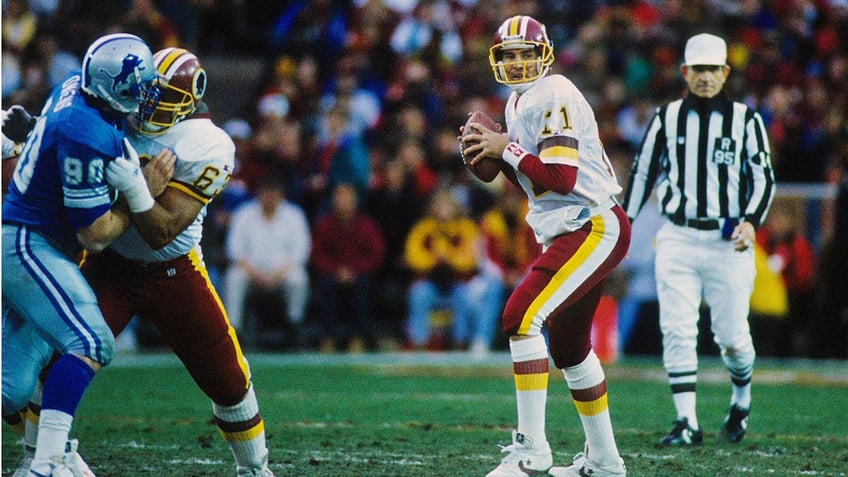 Mark Rypien throws