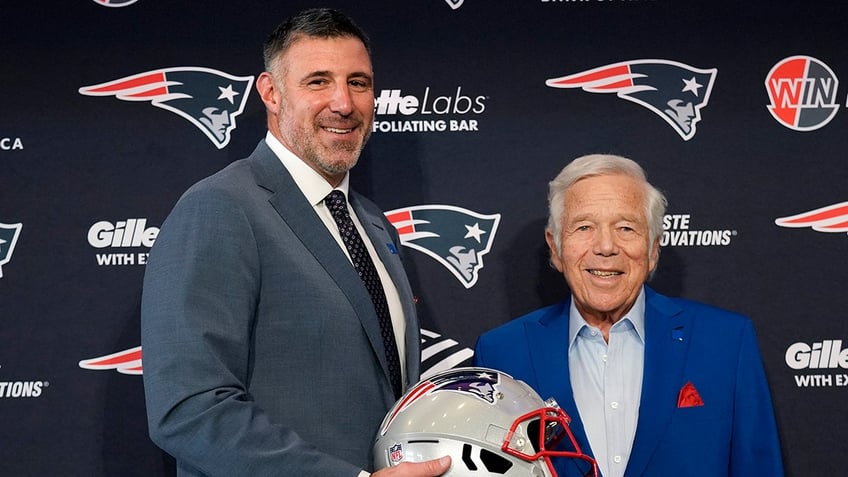 Mike Vrabel and Robert Kraft