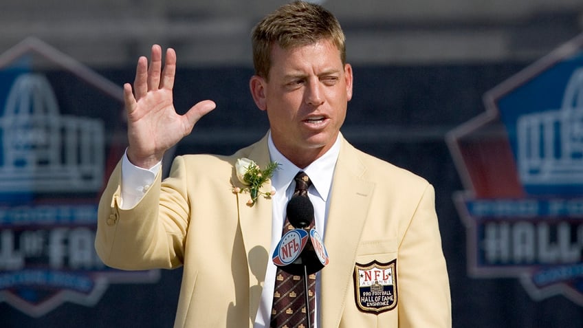 super bowl champ troy aikman responds to meme labeling him white jay z