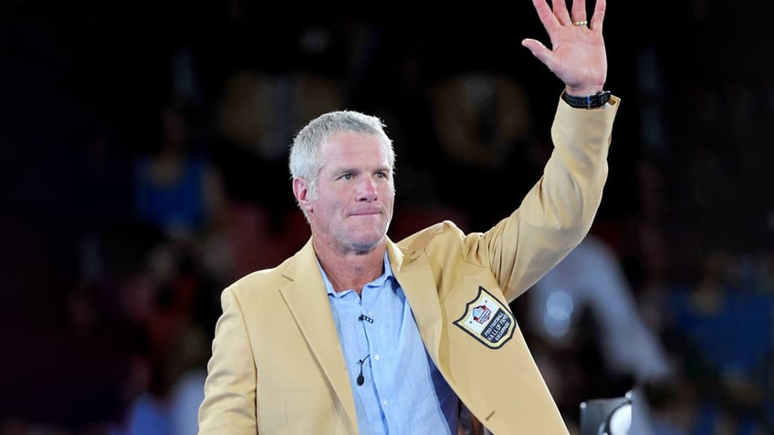 Brett Favre waves to a crowd