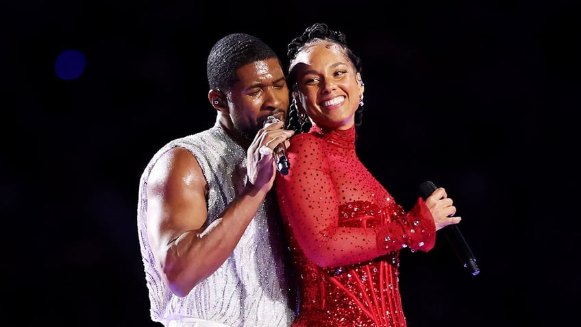 A photo of Usher and Alicia Keys at halftime show