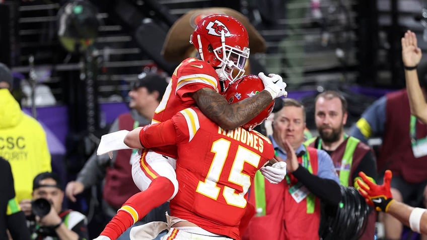 Mecole Hardman and Patrick Mahomes celebrate touchdown