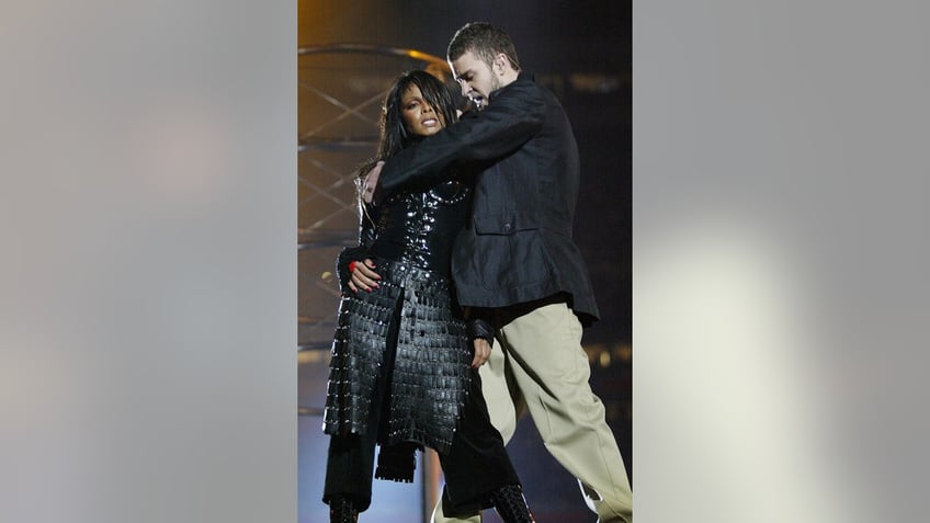 Justin Timberlake holding Janet Jackson on stage