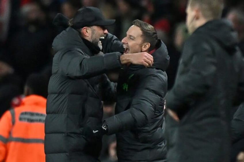 Liverpool manager Jurgen Klopp (L) celebrates with assistant Pepijn Lijnders