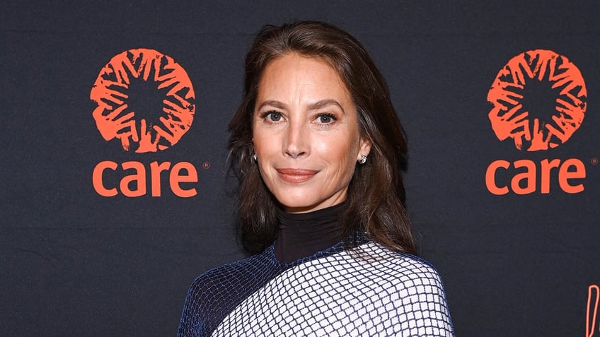 supermodel christy turlington doesnt want plastic surgery i love seeing a real face