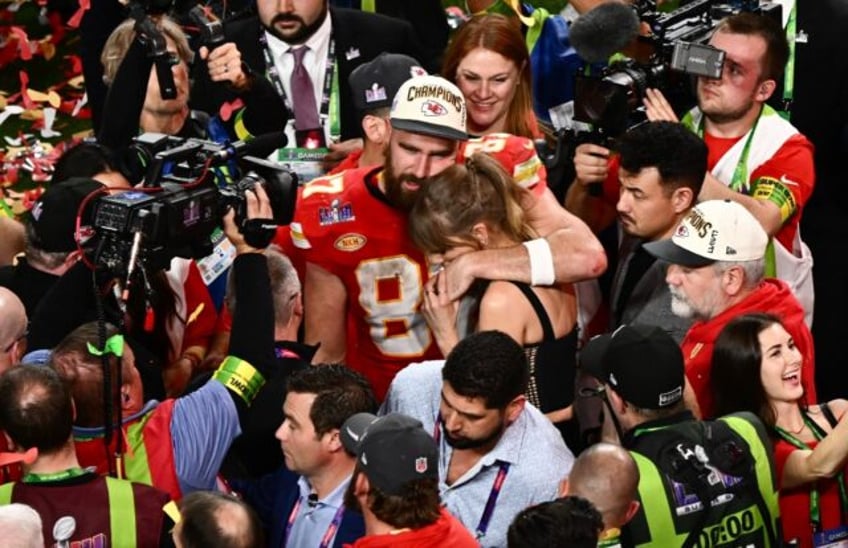 US singer-songwriter Taylor Swift and Kansas City Chiefs' tight end Travis Kelce embrace a