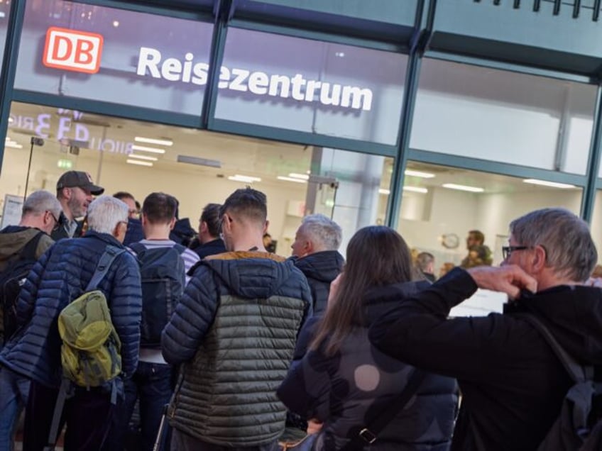 09 March 2025, Hamburg: A queue of people forms in front of the travel center at the main