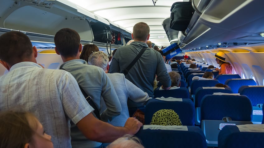 flight passengers crowding plane 'aisle lice'