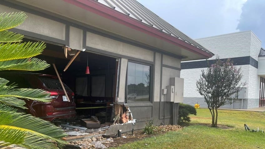 suv crashes into texas dennys restaurant leaves 23 injured police