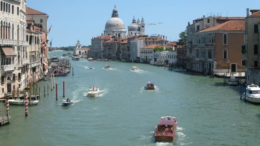 swamped with tourists venice eyes new day tripper fee