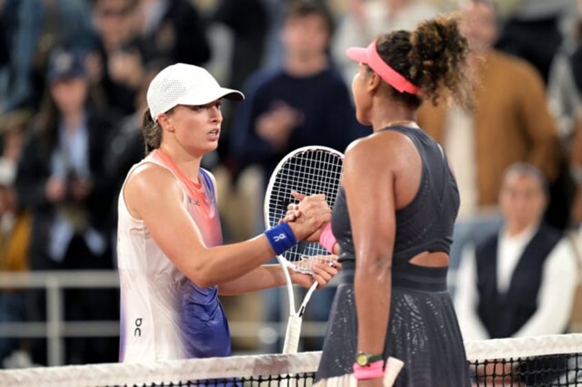 Iga Swiatek (L) embraces Naomi Osaka after a thrilling French Open battle