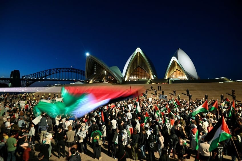 sydney jewish community warned to stay home as hamas supporters claim the citys streets