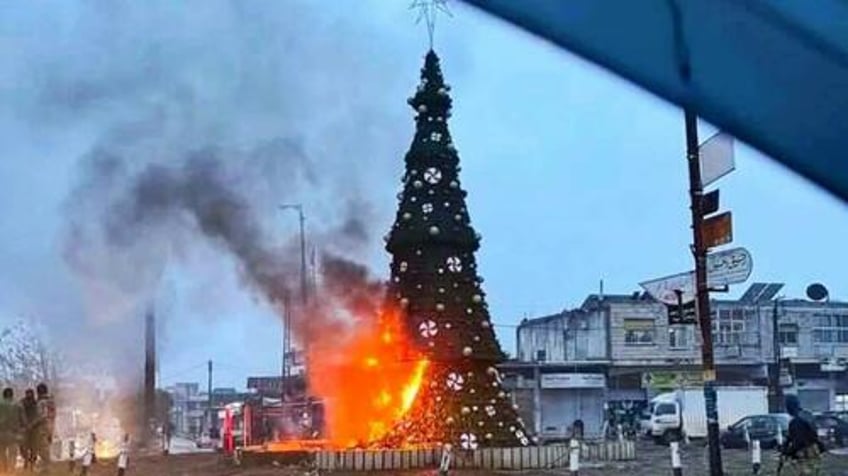 syrian christians protest presence of foreign jihadists after christmas display burned