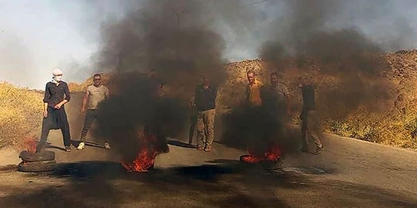 syrians raid government offices block highway as protests over countrys economy escalate