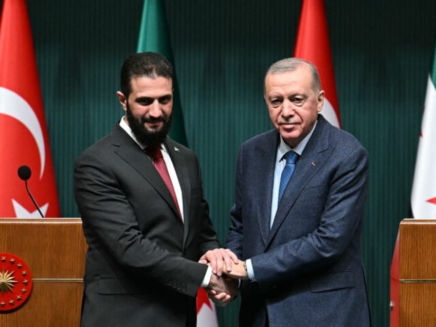 Turkish President Recep Tayyip Erdogan (R) and Syria's interim president Ahmed al-Sharaa s