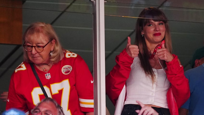 taylor swift and brittany mahomes queens of the kansas city chiefs