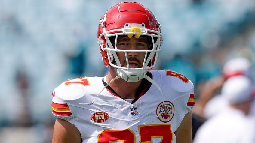 taylor swift appears at chiefs game to root on travis kelce as dating rumors reach fever pitch