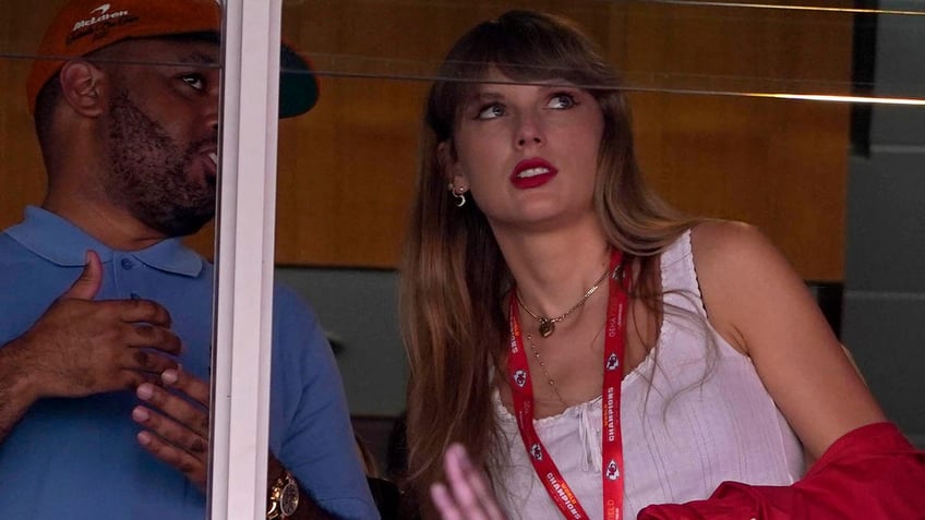 taylor swift appears at chiefs jets game to support rumored boyfriend travis kelces team