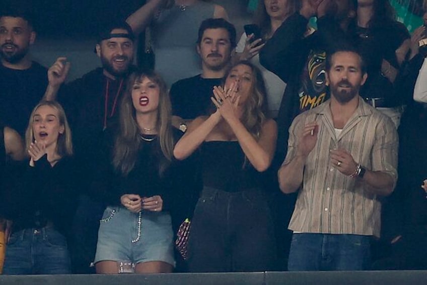 taylor swift at metlife stadium to watch travis kelces chiefs take on the jets