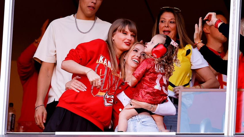 taylor swift brittany mahomes show off new handshakes amid monster half for patrick mahomes travis kelce