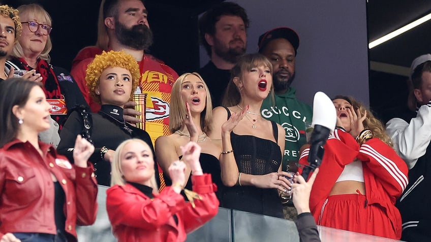 Taylor Swift with her entourage