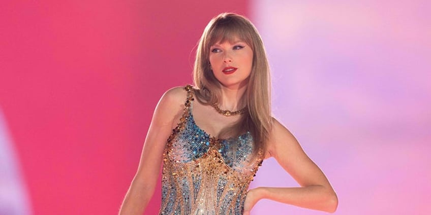 taylor swift concert security guard fired after breaking photo policy i am a major fan