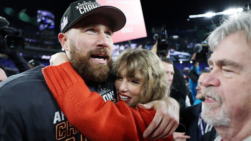 Travis Kelce and Taylor Swift hugging