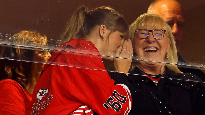 taylor swift embraced by travis kelces kansas city chiefs crew shes letting her guard down expert says