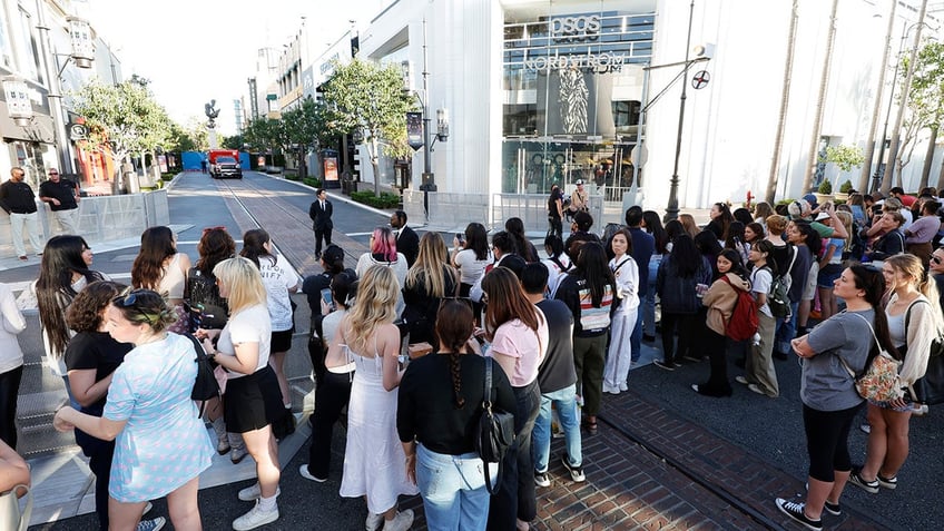 taylor swift eras tour movie premiere shuts down popular los angeles shopping center