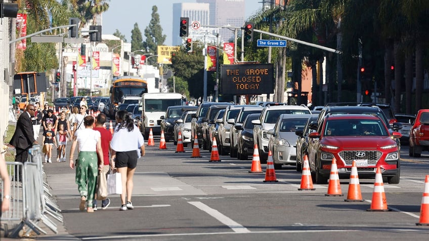 taylor swift eras tour movie premiere shuts down popular los angeles shopping center