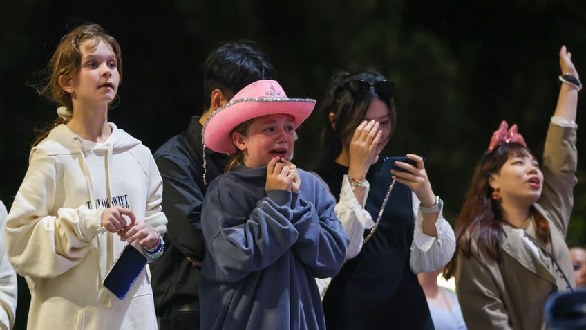 taylor swift fans at melbourne concert