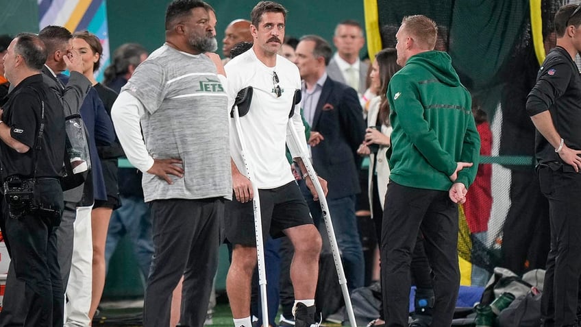 taylor swift fan aaron rodgers returns to metlife stadium on crutches