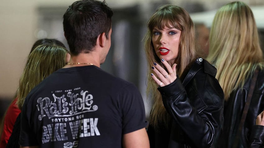 taylor swift fans quizzed as they flock to metlife stadium