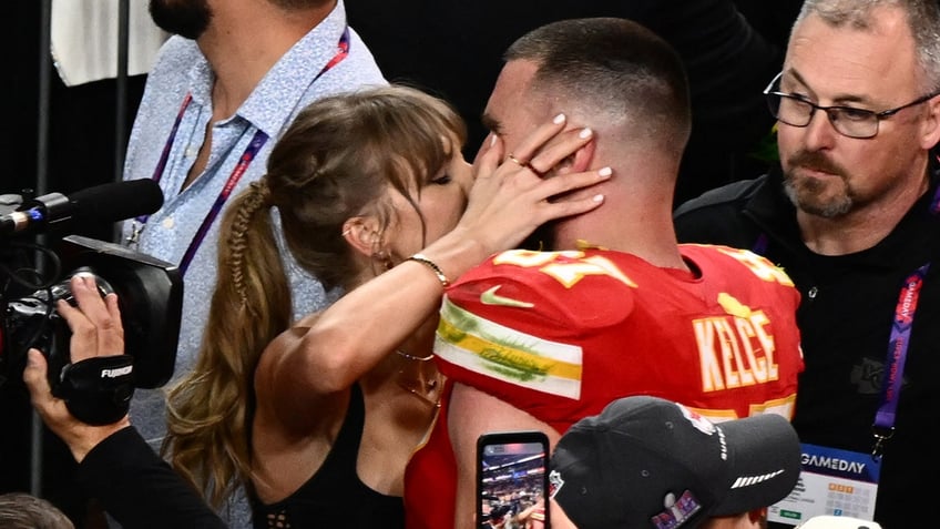Travis Kelce kisses Taylor Swift after the Super Bowl