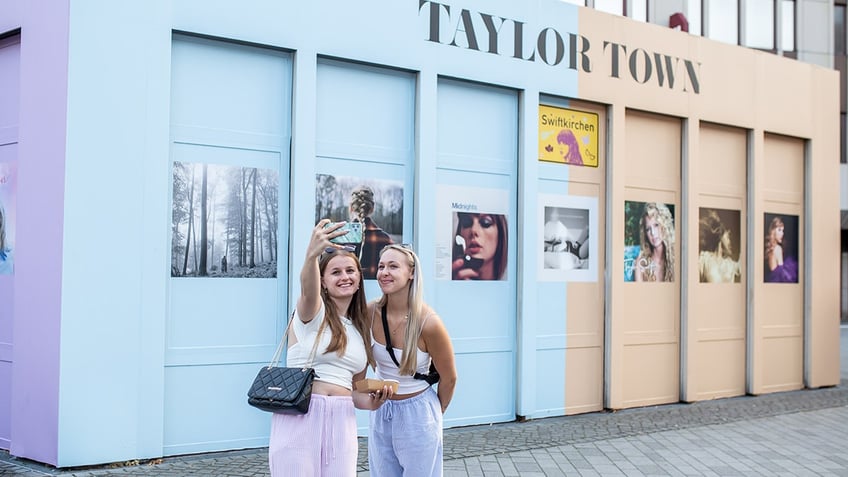 taylor swift fans at germany concert