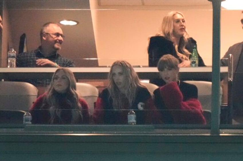 taylor swift on hand at lambeau field to watch travis kelce chiefs face packers