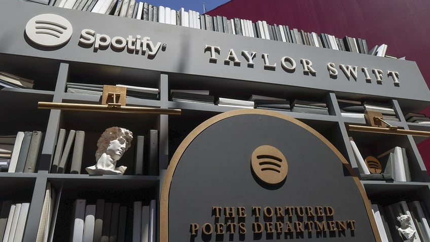 Taylor Swift's pop-up ahead of album release