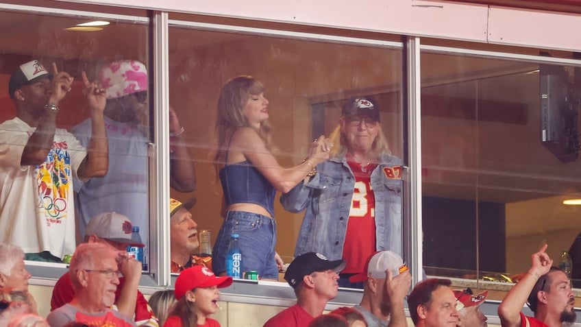 Taylor Swift reacts with Donna Kelce