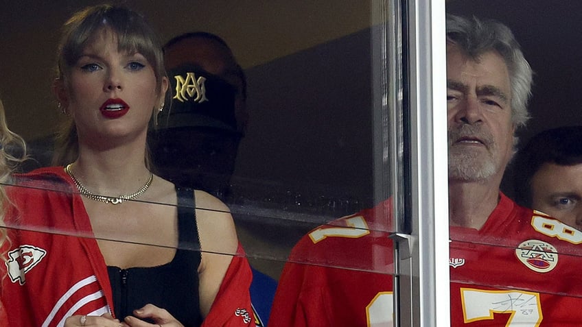 taylor swift secures travis kelces dads stamp of approval in glowing review very special