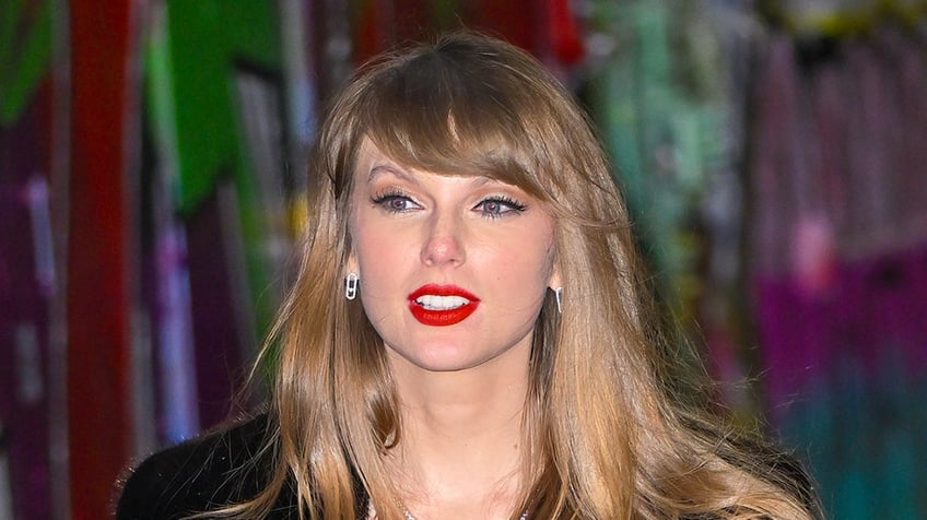 taylor swift sells one of her 40m private jets amid threats to sue college student who tracks her emissions