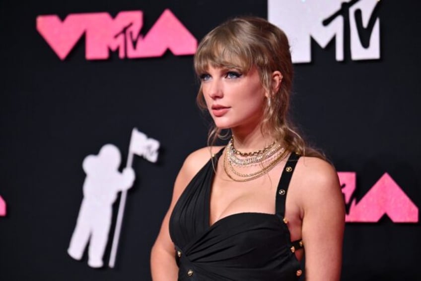 taylor swift shakira shine at mtv video music awards