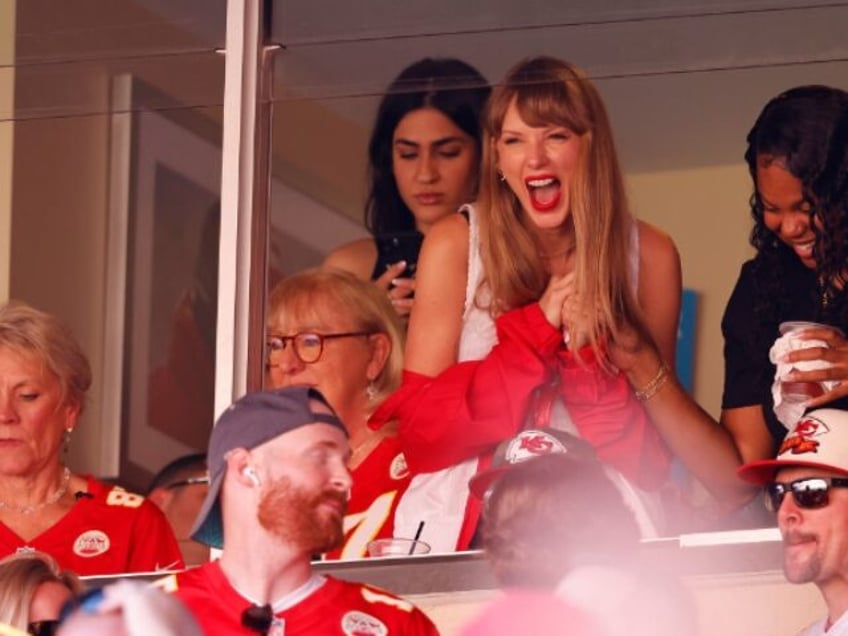 taylor swift shows up to chiefs game to root for travis kelce amid dating rumors