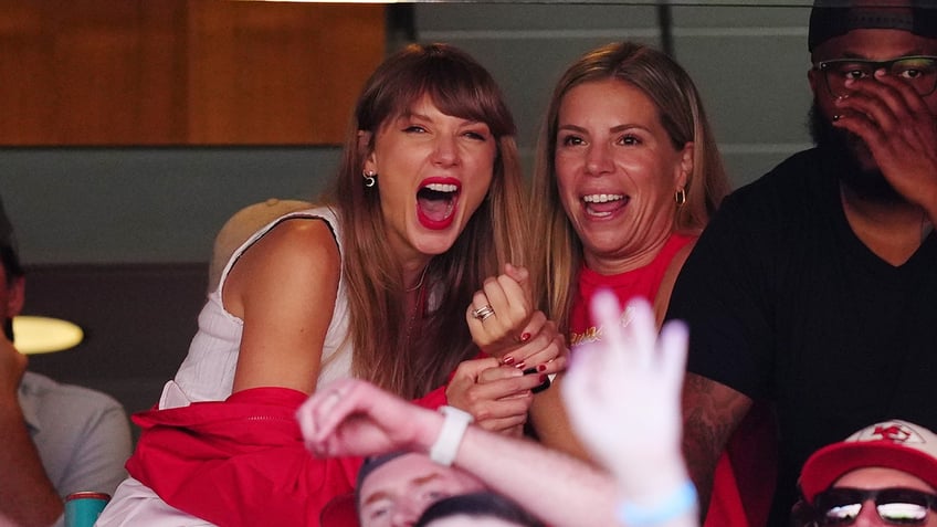 taylor swift sparks online frenzy at kansas city chiefs game