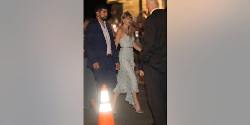 taylor swift stuns at wedding after causing chaotic mob scene at rehearsal dinner