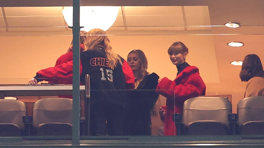 taylor swift supports travis kelce with brittany mahomes by her side