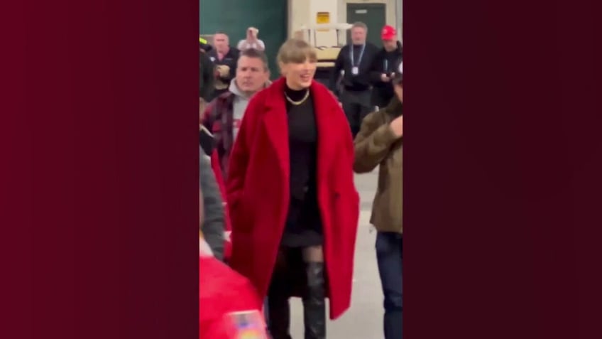 taylor swift supports travis kelce with brittany mahomes by her side