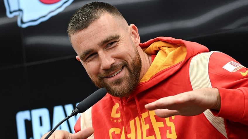 taylor swift supports travis kelce with rare social media move